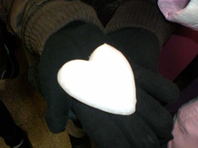 I Hart whos holding the heart cuz shes my bestest firend eveaaaaaaaaa. like yeahh,..... 